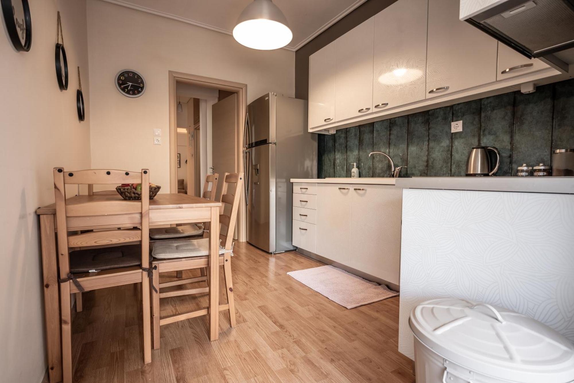 Central Escape Apartment Каламата Екстериор снимка